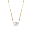 Detail van de gouden paperclipketting met peer- en smaragdgeslepen edelstenen op wit - Blauwe Strass Halsketting