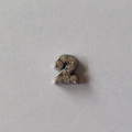 Détail du pendentif chiffre 2 argenté avec strass pour création de bijoux DIY - Accessoire Numéro 2