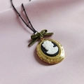 Vintage gouden locket ketting met cameo portret en donkergroene fluwelen strik - Reliëfportret
