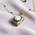 Vintage gouden boek medaillon ketting met witte roos reliëf en zwarte kralen ketting - Roos