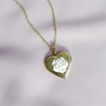 Vintage hartvormige medaillon ketting met wit rozenreliëf en sierlijke gravures aan - Rozenhart