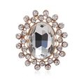 Gros plan d'une broche vintage en cristal ovale avec strass étincelants dorés - Or KC Blanc