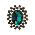 Vue détaillée de la broche luxueuse avec strass émeraude ovale et cristaux vert doré - Vert KC Or