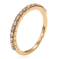 Nahaufnahme eines goldenen Vintage-Rings mit einer Reihe funkelnder Kristalle - Einheitsgröße / Weißer runder Strass-Stil (M586)