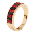 Detail eines Goldrings mit rechteckigen roten und schwarzen Kristallen in Kanalfassung - Einheitsgröße / Rot und Schwarz rechteckiger Strass-Stil (M580)
