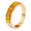 Makro-Detailansicht des goldenen Rings mit gelben Kristallen in Kanalfassung - Einheitsgröße / Gelber rechteckiger Strass-Stil (M580)
