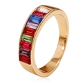 Detailaufnahme eines vergoldeten Rings mit in einer Reihe gefassten Regenbogen-Edelsteinen - Einheitsgröße / Hellbunter rechteckiger Strass-Stil (M580)