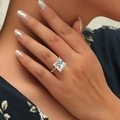 Klassischer Prinzess-Schliff Ring mit Diamantbesatz in Roségold an der Hand getragen - Größe 6 / M205 / Weiß/KC Gold