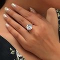 Eleganter roségoldener Ring mit rundem Diamant und Pavé-Steinen an der Hand getragen - Größe 7 / M203 / Weiß/KC Gold
