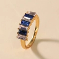 Minimalistischer Goldring mit sieben rechteckigen blauen und lila Einlagesteinen - Einheitsgröße / Lila und Blau abwechselnder rechteckiger Strass-Stil (M589)