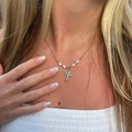 Detailopname van een gouden ketting met zoetwaterparels en een blauwe kruishanger - Blauw Kruis (JPNK254908K) / Blauw