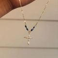 Gedetailleerd beeld van een gouden roestvrijstalen ketting met parelkruis en blauwe kralen - Wit Kruis (JPNK254908K) / Wit