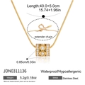 Halskette mit goldenem Zylinderanhänger aus Edelstahl, Herz-Ausschnitten und Zirkonia - Einfacher Vollweißer Zirkon (JDN0311136)