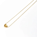 Elegante collana a cuore in titanio dorato con finitura a specchio lucida su bianco - Stile Cuore Oro (GDN202512130)