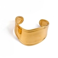 Bracelet jonc ouvert moderne aux formes de vagues irrégulières en acier doré poli 18 carats - Contour de Vague Incurvé Organique (GDB20251287) / Or