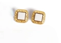 Orecchini a perno quadrati vintage in oro con smalto bianco e trama a foglia - Quadrato a Trama Goffrata Bianco (GDE20251264)