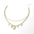 Collier double couche doré avec breloques étoiles et pendentif chips sur fond blanc - Or
