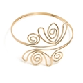 Detail van de gouden verstelbare spiraalvormige armband met geweven metaaltextuur - Goud