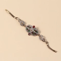 Detalle de pulsera bohemia vintage con gemas rojas y verdes en cadena de oro viejo - Estilo Gema de Pera Y Redonda (B0595)