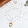 Collar minimalista de doble capa en tono dorado con perla y aros entrelazados - Estilo Perla de Tres Anillos (WXL631)