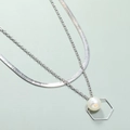Detalle de cadena de serpiente plateada con perla blanca y colgante de metal hexagonal - Estilo Hexágono de Perla (WXL660)