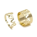 Dettaglio di due anelli dorati regolabili con design Love traforato in stile minimal - Anello di coppia / Stile Lettera Oro (WR530)