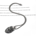 Retro-Punk Wolfskopf-Anhänger mit Edelstahl-Perlenkette in silbernem Vintage-Look - Anhänger mit 50cm Kette / Antik Silber