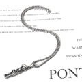 Collana con ciondolo teschio gotico e catena box argentata su sfondo bianco - Ciondolo Con Catena Corta