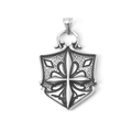 Colgante de escudo plateado con cruz en relieve y detalles texturizados de acero inoxidable - Solo Colgante (Sin Cadena)