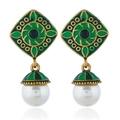 Dettaglio macro di orecchini vintage dorati con smalto verde e pendenti in perla bianca - Verde Oro Antico (WEH282)