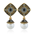 Dettaglio di orecchini vintage boho dorati con smalto nero e pendenti di perle bianche - Grigio Oro Antico (WEH282)