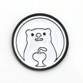 Pin de esmalte de oso polar minimalista con un lindo diseño de dibujos animados en blanco y negro - Tono Oro Blanco