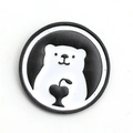 Pin de esmalte minimalista en blanco y negro con un lindo oso polar sosteniendo un corazón - Negro (Tallo Plateado)