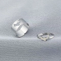 Anelli di coppia a delfino in argento con design traforato e ciondolo su sfondo satinato - Anello di coppia / Stile Delfino Argento (WR597)