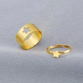 Coppia di anelli geometrici dorati regolabili con elementi a stella pieni e vuoti - Anello di coppia / Stile Stella Oro (WR626)