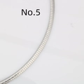Dettaglio della collana a catena piatta a serpente argentata con finitura metallica - Incisione Intrecciata Diagonale (5#)