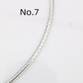 Dettaglio macro della collana piatta in acciaio inossidabile argento con finitura lucida - Scanalature Diagonali Dettagliate (7#)