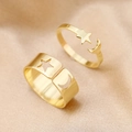 Set di anelli dorati minimalisti con motivi a stella e luna e design traforato - Anello di coppia / Stile Stella Luna Oro (M833)