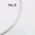 Dettaglio macro della collana a catena piatta color argento con incisione a spina di pesce - Incisione Continua a Forma di V (8#)