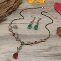 Conjunto de joyas vintage doradas con colgantes de resina y motivos de hojas retro - Rojo Verde Oro Antiguo