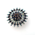 Detail eines Goldrings in Sonnenblumenform mit dunkelblauen Kristallen und AB-Strass - Verstellbares Offenes Design / Tintenblau