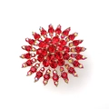Detail von Sonnenblumenring mit roten Strasssteinen und goldener mehrlagiger Kristallfassung - Verstellbares Offenes Design / Rot