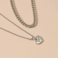 Detalle de collares plateados de varias capas con colgante de corazón y grabado Sister - Estilo Corazón de Hermana (WXL667)