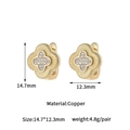 Detail von kleeblattförmigen Goldohrringen mit Zirkonia-Pavé und gebürsteter Kupferoberfläche - Gebürsteter Vierblättriges Kleeblatt Stil (p31647) / 14K-Gold