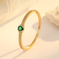 Detail of vintage gold-plated bracelet featuring an oval emerald green zircon and side pavé - 18K Gold Green Rhinestone (ZX370)