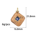 Vue détaillée du pendentif carré en pierre montrant les dimensions de 21,8 mm sur 16,8 mm - Style carré en pierre tachetée kaki (ZX318 Kaki) / Or 14 carats