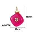 Détail macro du pendentif géométrique en pierre rose rouge avec zircon rose et or - Style Quadrilatère Arrondi Rose Rouge (ZX329) / Or 14 carats