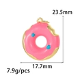 Makro-Detail von rosa Emaille-Donut-Anhänger mit blauen Punkten und 23,5 mm Höhenmaß - Rosa Blauer Polka-Dot-Stil (ZX226)