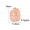 Afmetingen roze emaille roos hanger: 19mm hoog en 11,8mm breed in goudkleurig metaal - Vierkante Rozenreliëf Hanger (ZX205)
