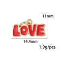 Vue détaillée des dimensions d'un pendentif LOVE de 14,4 mm en émail rouge et cadre doré - Lettre LOVE Pailletée Rouge (ZX260 Rouge)